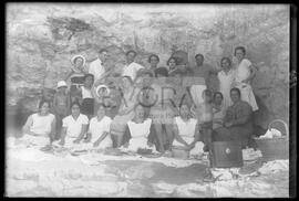 Retrato de grupo: homens e mulheres na praia