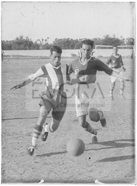 Dois jogadores de futebol não identificados