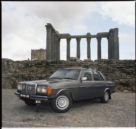 Automóvel junto ao Templo Romano
