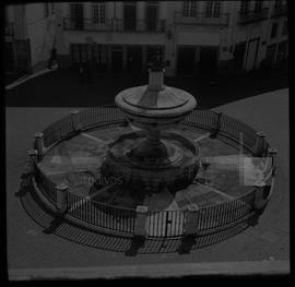 Reprodução de imagem da Praça do Giraldo pormenor da fonte com gradeamento