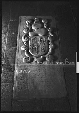 Sepultura de Mateus de Pina Lobo Encerrabodes (1744), da Igreja de São João de Deus