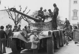 Militares em tanque junto ao Teatro Garcia de Resende