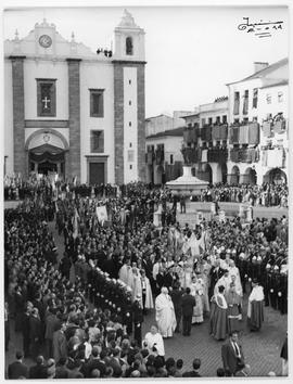 Aspecto da cerimónia na Praça do Giraldo, presidida pelo Arcebispo Manuel Trindade Salgueiro