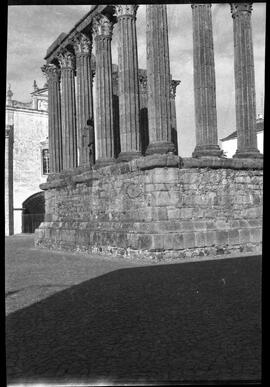Colunas e podium do Templo Romano