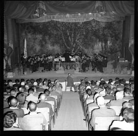 Vista geral de palco com orquestra e da plateia