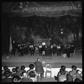 Vista geral de palco com orquestra e da plateia