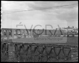 Troço do aqueduto e vista sobre a cidade