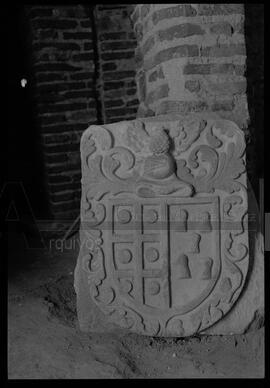 Brasão dos Almeidas e Medeiros (século XVII) da Igreja de Santiago