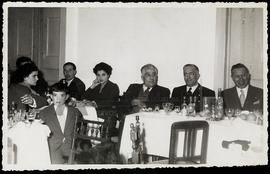 Eduardo Nogueira e outras pessoas sentados à mesa