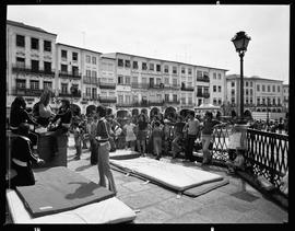 Crianças a praticar ginástica na Praça do Giraldo
