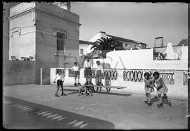 Crianças em patins no terraço do Lusitano Ginásio Club