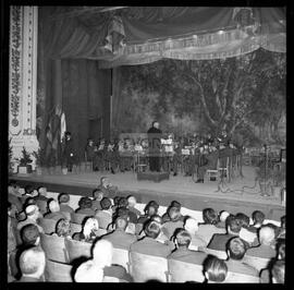 Vista geral de palco com orquestra e da plateia