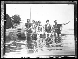 Retrato de grupo na praia de Albarquel: alunos da Escola de Sargentos
