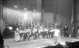 Orquestra no palco do Teatro Garcia de Resende