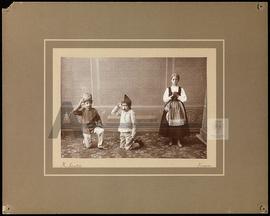 Retrato de grupo: três crianças mascaradas