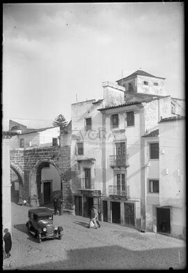 Automóvel no Largo da Porta Nova