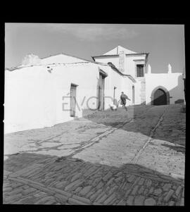 Rua de Monsaraz com senhora a passar
