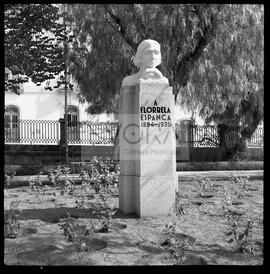 Estátua de Florbela Espanca no Jardim Público