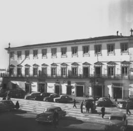 Fachada da Archiminio Caeiro na Praça do Giraldo (edifício da Sociedade Harmonia Eborense)