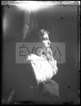 Retrato de meio corpo de Maria da Glória