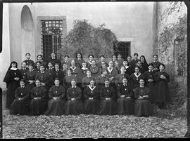 Grupo de Irmãs e pupilas do convento do Calvário