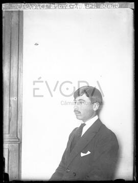 Retrato de meio corpo de Mário Delphim