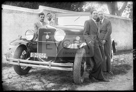 Homens junto a automóvel