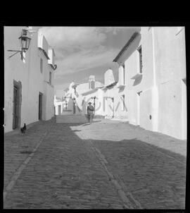 Rua de Monsaraz com senhor a passar (galinha na Rua)