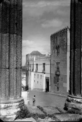 Torre das Cinco Quinas e Palácio dos Duques de Cadaval vistos do Templo Romano