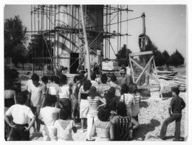 OTL  da Câmara Municipal de Évora: grupo junto a um moinho em obras
