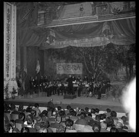 Vista geral de palco com orquestra e da plateia