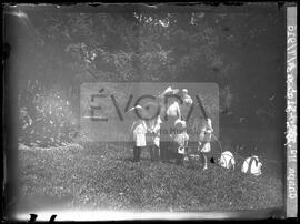 Retrato de grupo no Jardim da Estrela: Amália Sepúlveda e irmãos