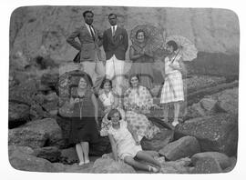 Retrato de grupo: homens e mulheres em rochas