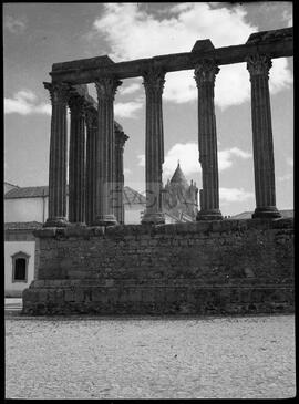 Colunas e podium do Templo Romano