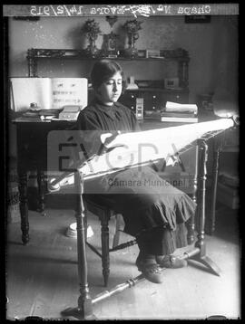 Maria da Glória bordando