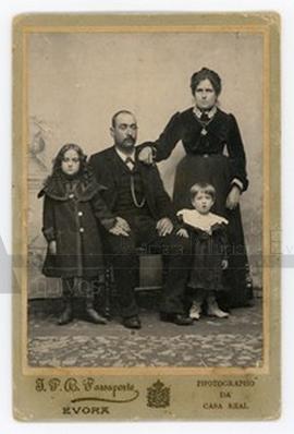 Retrato de casal (José Borges e Leonilde Borges) com duas crianças