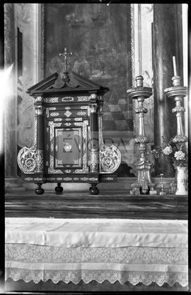 Alfaias liturgicas em cima de altar