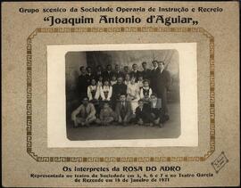 Grupo Cénico da Sociedade Operária de Instrução e Recreio (SOIR) Joaquim António de Aguiar, intérpretes da peça "Rosa do Adro"