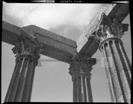 Capiteis e arquitrave do templo romano