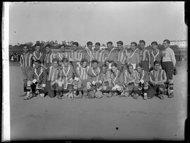 Equipas do Juventude e Cruz Quebrada, de Lisboa, no jogo de 1927