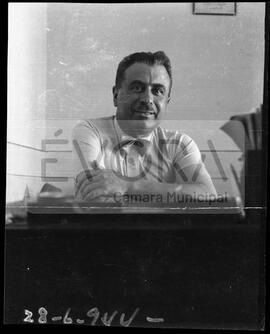 Mário da Gama Freixo à secretária