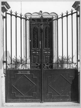 Portão e porta de uma casa (Évora?)
