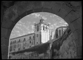 Torre do Convento dos Lóios vista do arco da muralha