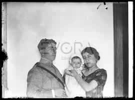 Maria da Glória com Alberto, seu marido, e o filho, ao colo