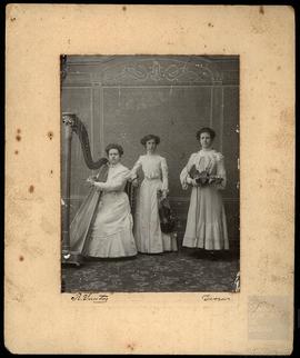 Retrato de 3 senhoras com instrumentos musicais