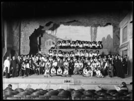 Grupo no palco do Teatro Garcia de Resende
