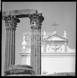Colunas do templo vendo-se frontão da Igreja por trás