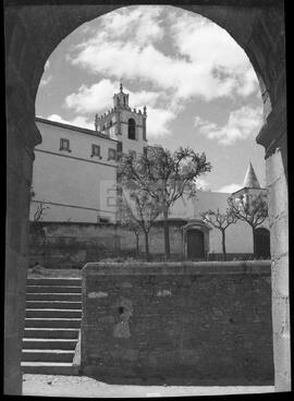 Torre do Convento dos Lóios vista do do adro do Seminário