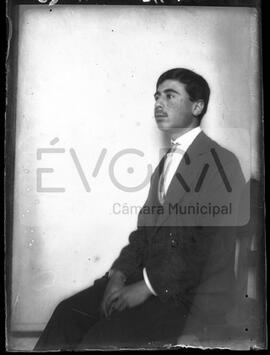 Retrato de meio corpo de Mário Delphim