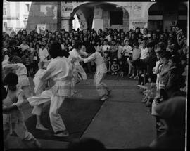 Crianças a praticar Judo na Praça do Giraldo
